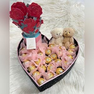 Arreglo de chocolates con postal y 2 ositos